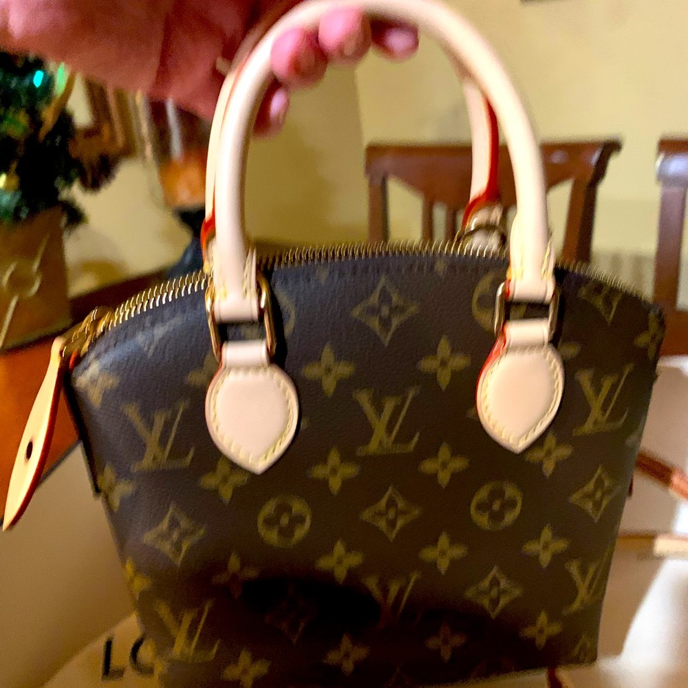 Absolutely stunning brand new authentic rare and collectible Louis Vuitton purse